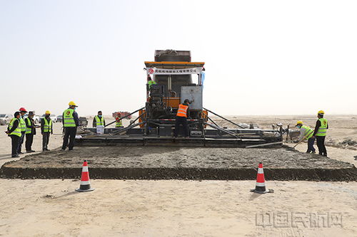 最新進展 于田機場飛行區場道工程水穩開始施工