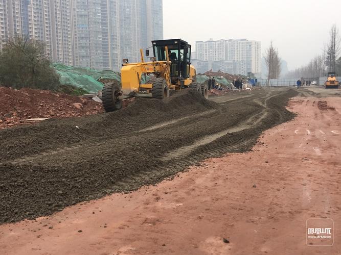 西外濱河西路開始鋪設水穩層了