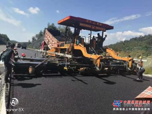 中大機(jī)械助力湖北建恩高速路面施工 抗離析攤鋪機(jī)應(yīng)用中面層瀝青混凝土加工