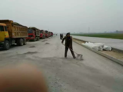 水穩(wěn)基層分層攤鋪與抗離析大寬度大厚度攤鋪壓實(shí)技術(shù)優(yōu)劣分析