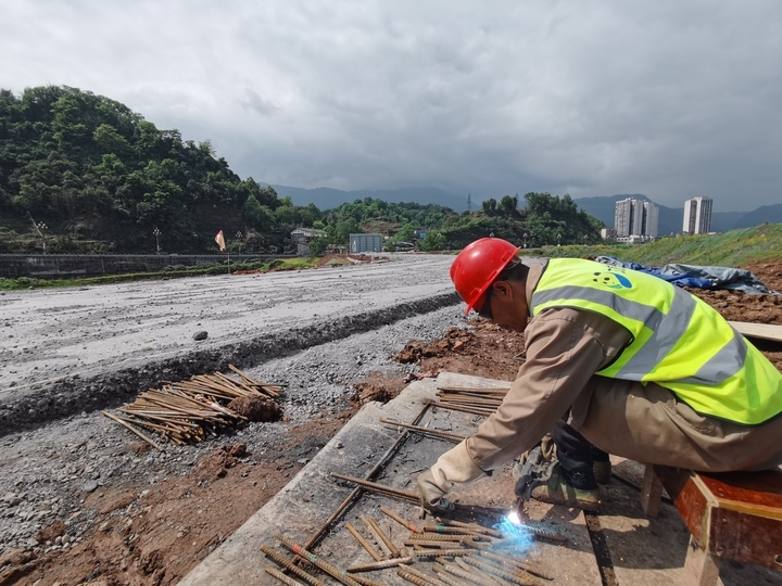 長(zhǎng)太高速公路項(xiàng)目長(zhǎng)嶺段完成首段水穩(wěn)層鋪設(shè)，助力長(zhǎng)嶺經(jīng)濟(jì)高質(zhì)量發(fā)展